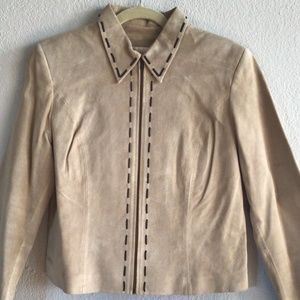 🧥Women’s full zip beige suede leather jacket w/brown stitching